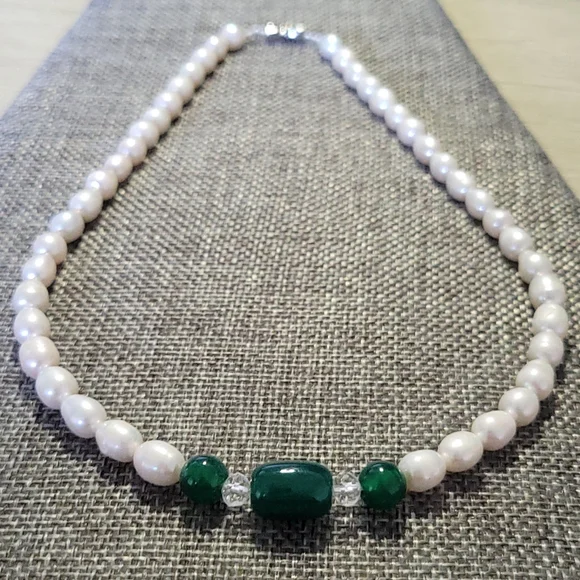 REAL Pearl and Green Agate Necklace - Picture 4 of 15